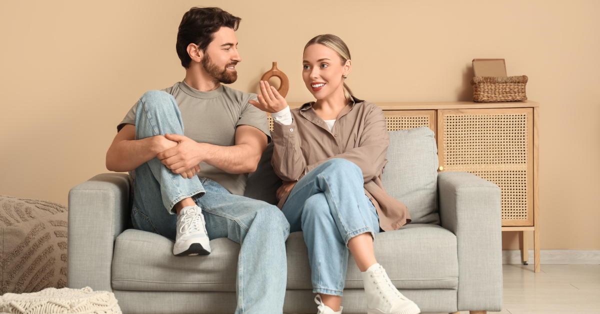 Šťastný pár sa rozpráva otvorene a pokojne, ukazujúci, že téma budúcnosti môže byť príjemná a bez tlaku.